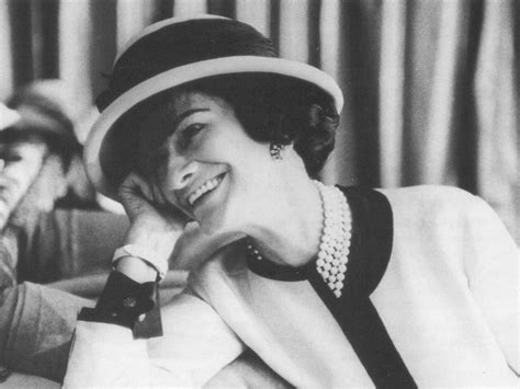 coco chanel maglioni a scollo marinai|Libera e rivoluzionaria: la lezione di Coco Chanel alle femministe .